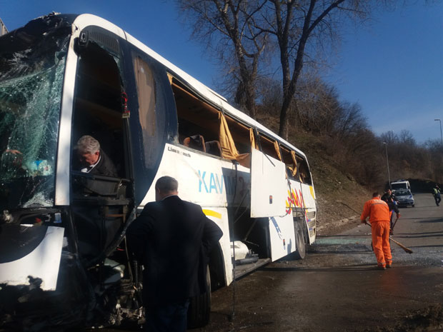 НЕСРЕЋА КОД ВЛАДИЧИНОГ ХАНА: У судару повређено 14 војника (ФОТО/ ВИДЕО)