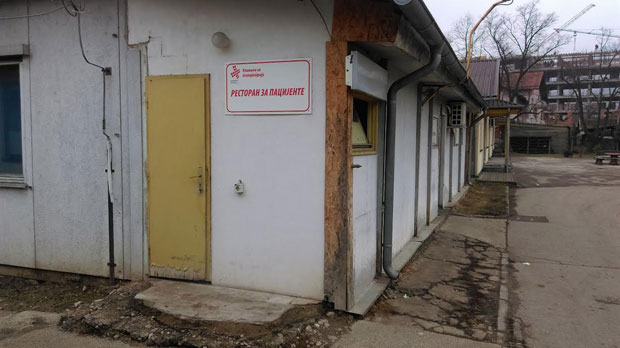 БАЊАЛУЧКА КЛИНИКА У КАТАСТРОФАЛНОМ СТАЊУ: Муке пацијената и запослених у баракама