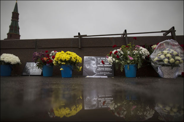 Московски комуналци уклонили спомен обележје Њемцову