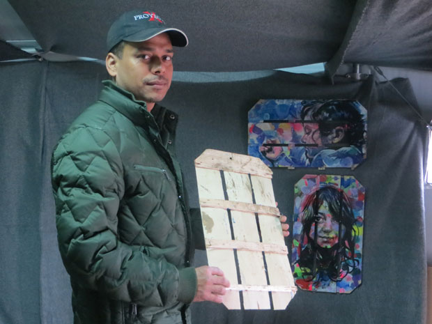 Слика на гајбицама док чека азил