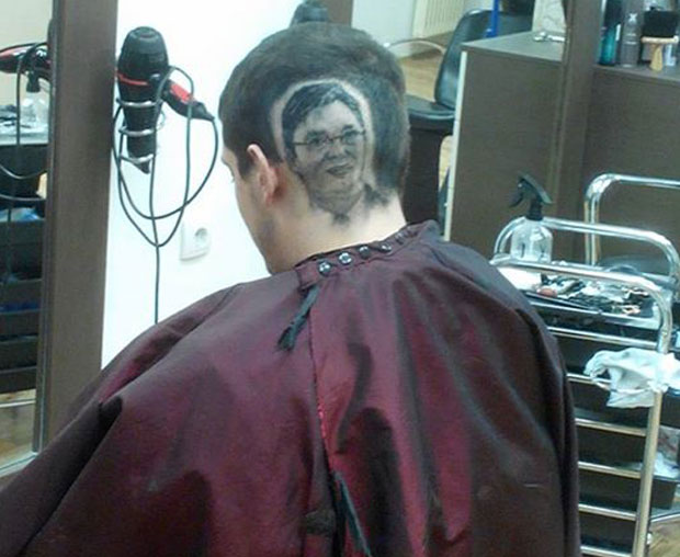 ХИТ ФРИЗУРА: Тражио да му направи лик Александра Вучића - на глави! (ФОТО, ВИДЕО)