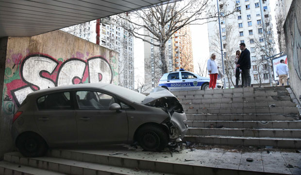 Аутомобилом улетела у Ју бизнис центар, двоје повређено (ФОТО)