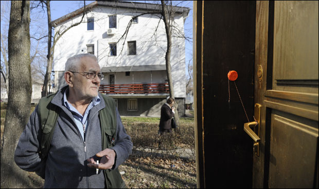 Мајка умрла, син се убио ножем