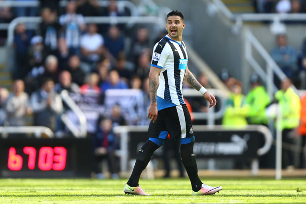 ВИДЕО: Митровићева прослава победе са два шамара саиграчима