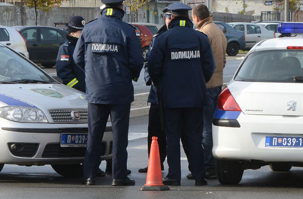 ПРЕМИНУО МУШКАРАЦ У НОВОМ САДУ: Позлило му, па пао поред кола