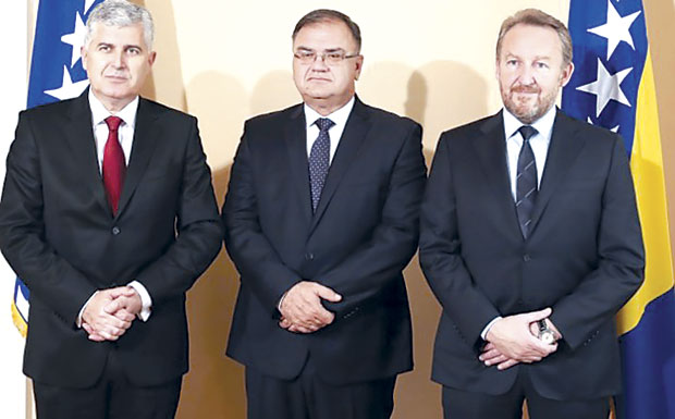 У Хаг шаљу три писма