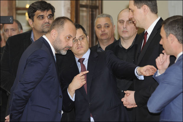 Траже седницу и оставку премијера