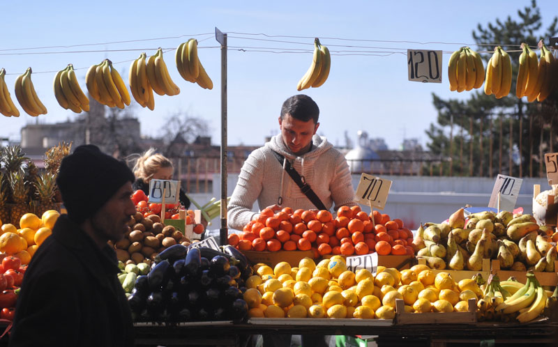 Ананас јефтинији од сувих шљива