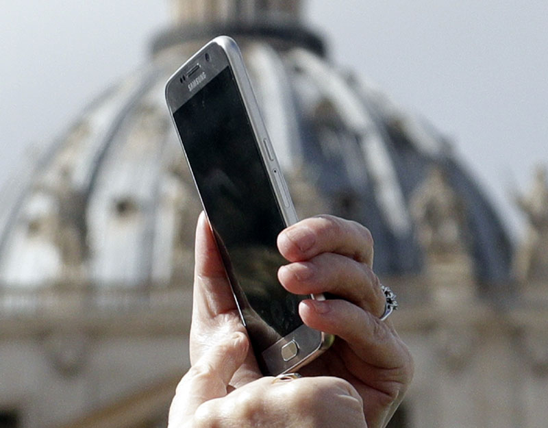 Папа позвао вернике да користе Библију колико и телефоне