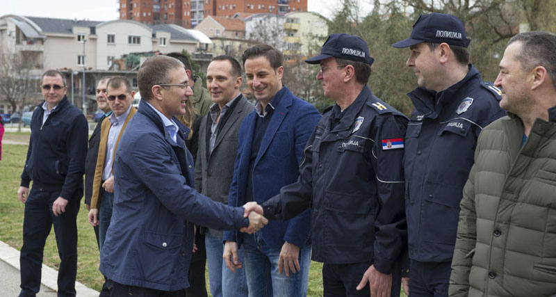 Стефановић са полицајцима и грађанима у Миријеву