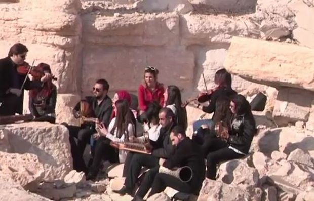 Одржан концерт у Палмири уз ритмове далеких експлозија (ВИДЕО)