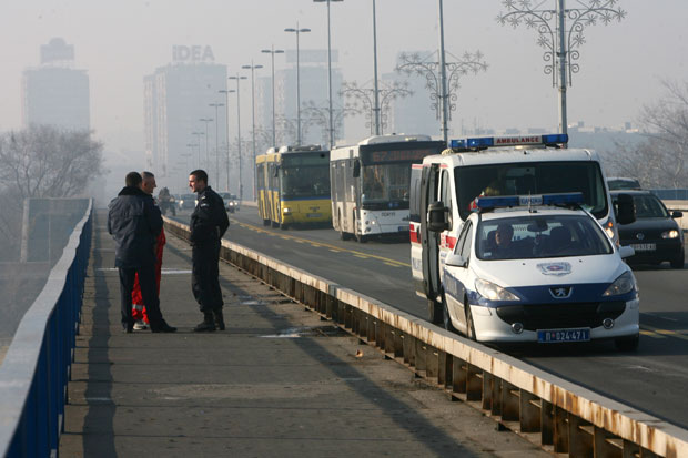 УЖАС У БЕОГРАДУ: Мушкарац скочио са Бранковог моста