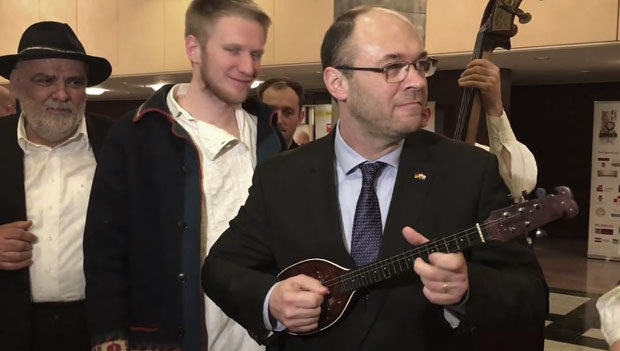 Индекс испрозивао политичаре: Колинда и Штир, политичари или естрада?