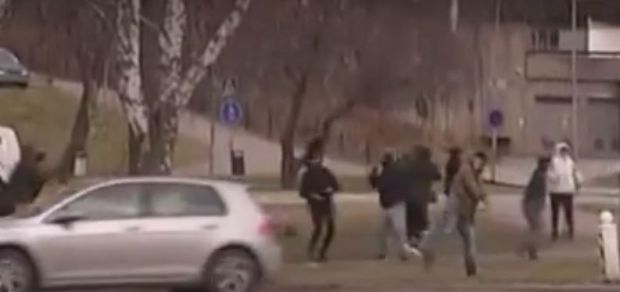 НОВИ НЕРЕДИ У ШВЕДСКОЈ: Ухапшено 11 особа у сукобу миграната са полицијом (ВИДЕО)