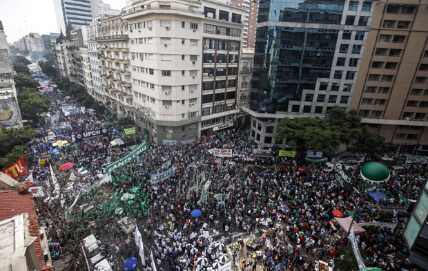 Протест радника у Буенос Ајресу (ФОТО)