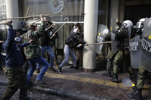 Протест пољопривредника у центру Атине, сукоб с полицијом