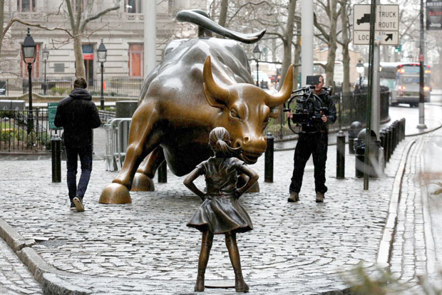 Бронзана девојчица пркоси бику са Волстрита на Дан жена(ВИДЕО)