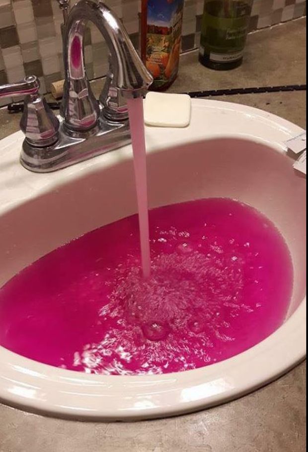 Ружичаста вода потекла из славина