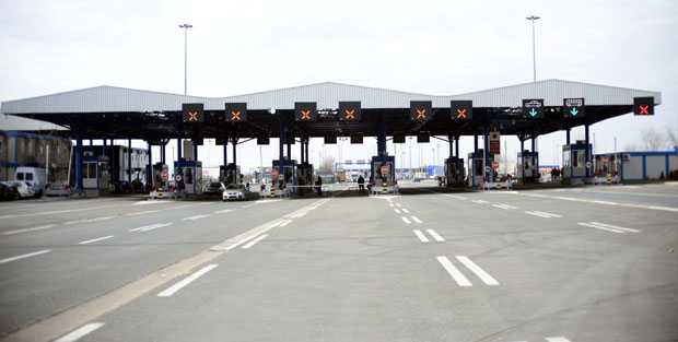 Теретњаци на прелазу Батровци чекају три сата