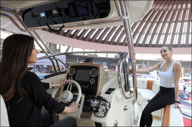 Са 750 коња плови 100 миља на сат