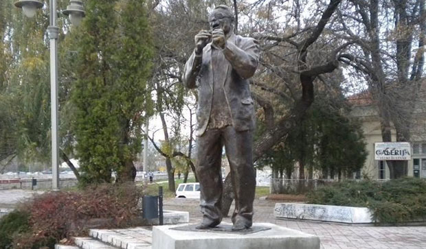 Пронађене месингане кугле украдене са споменика Шабану Бајрамовићу