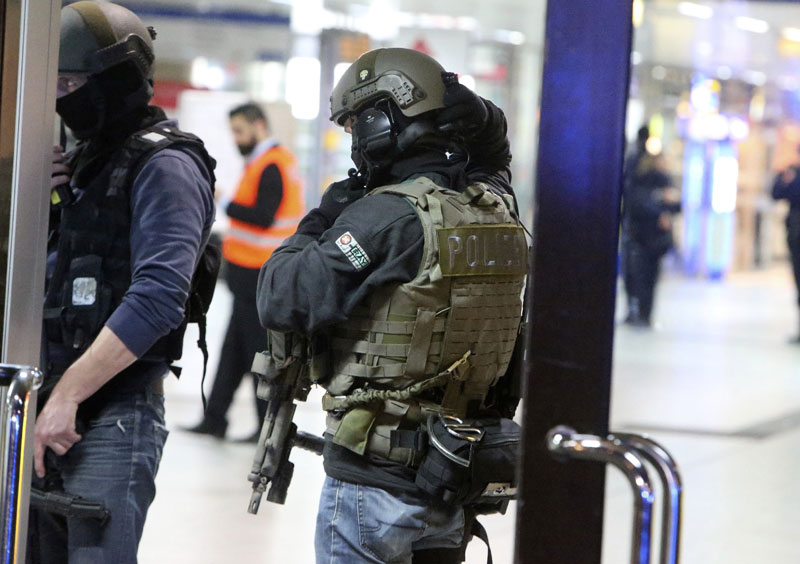 НОВИ НАПАД У ДИСЕЛДОРФУ: Мушкарац нападнут мачетом?