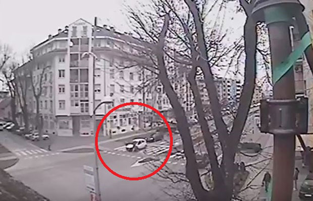 УЗНЕМИРУЈУЋИ ВИДЕО: Пунтом ударио девојчице на пешачком прелазу