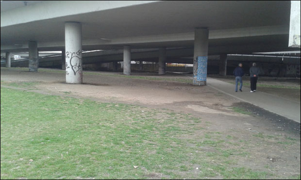 Београђани на Аутокоманди чекају аутобус у смраду