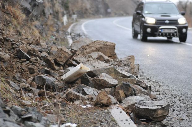 Одрон прети возачима у Ибарској клисури