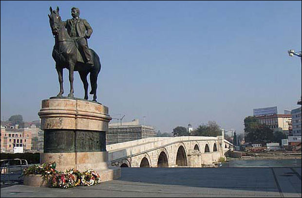 МАКЕДОНИЈА ТОНЕ У СВЕ ДУБЉУ КРИЗУ: Опасно п(р)оигравање ватром на југу
