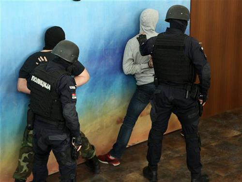 Ухапшени фалсификатори, заплењена и дрога