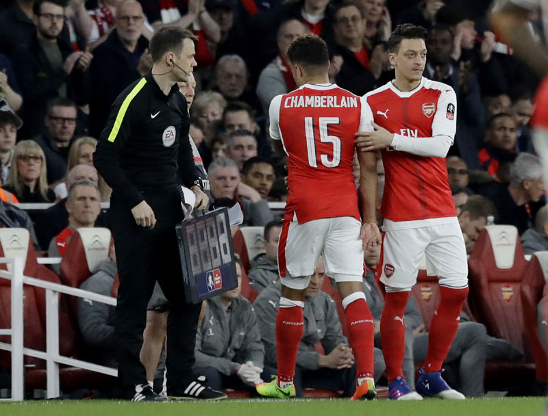 Мурињо “вреба” Озила