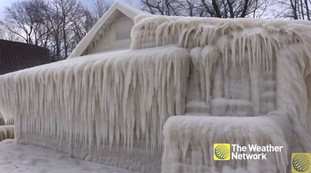 ЗАПАЊУЈУЋ ПРИЗОР: Кућа потпуно окована дебелим ледом (ВИДЕО)