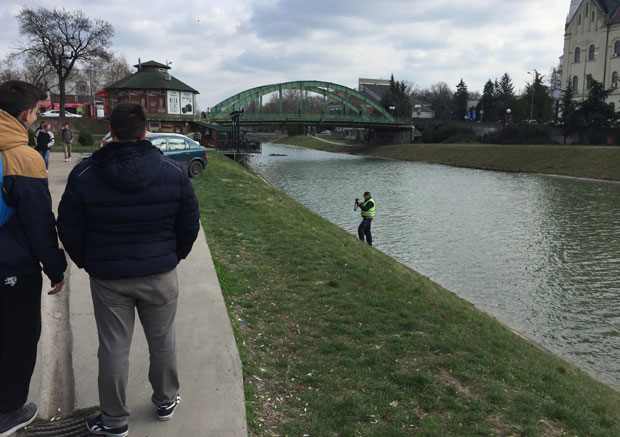 ЗА ДЛАКУ ИЗБЕГНУТА ТРАГЕДИЈА: “Југом” упали у језеро
