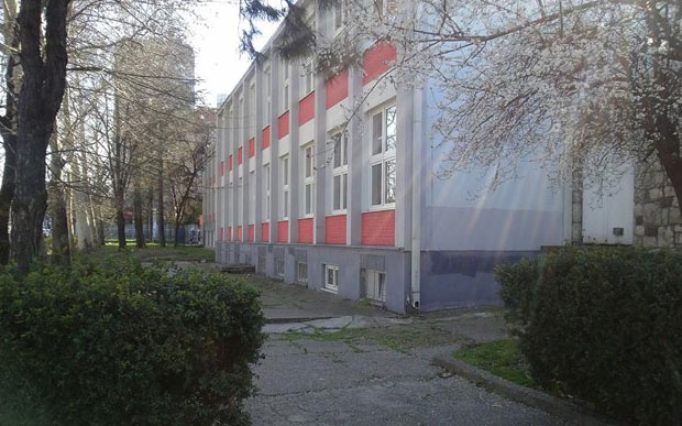 Директор нападнут пред ђацима