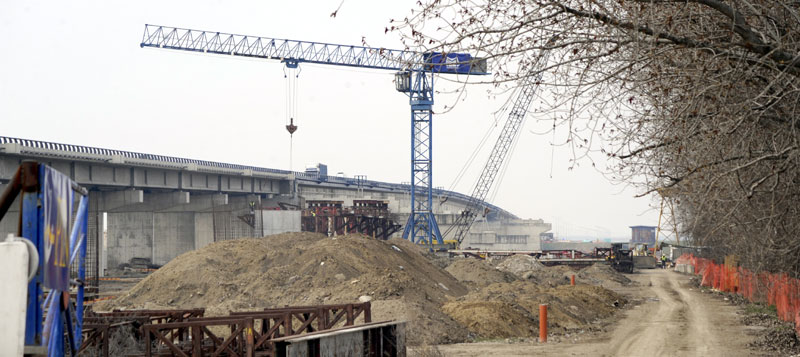 Нови мост преко Саве препливао пола рока