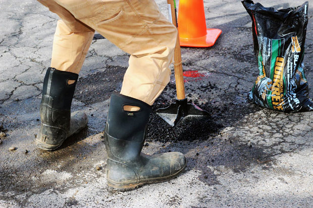 Када не пале универзитете и продавнице, маскирани „анархисти“ - асфалтирају путеве