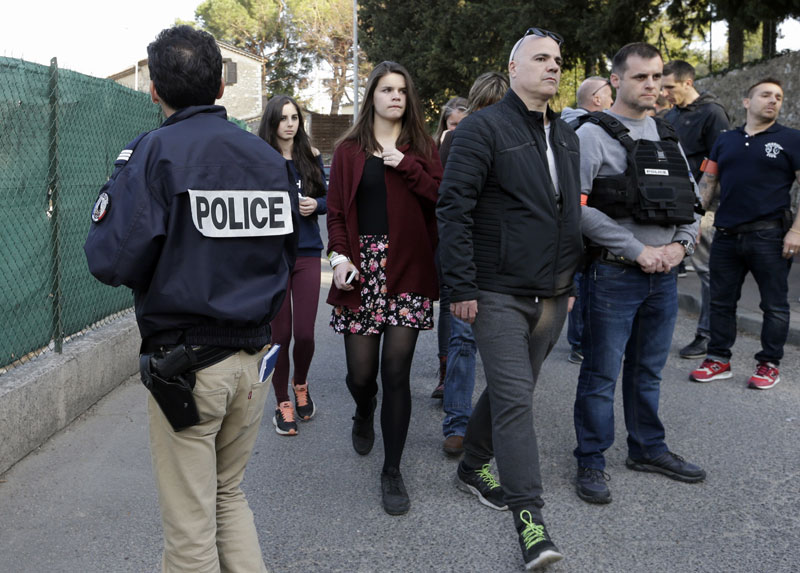 Атентат на ММФ, пуцњава у школи
