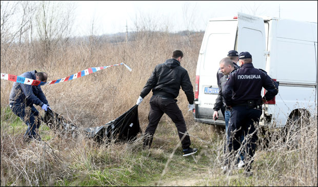 Брао зеље, пронашао леш у распадању