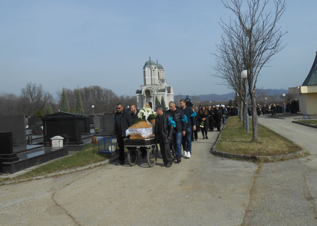 
Крагујевац се уз тугу и сузе  опростио од Дејана

