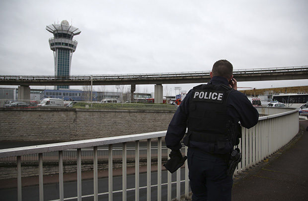 Француска полиција ослободила оца нападача на Орли аеродрому