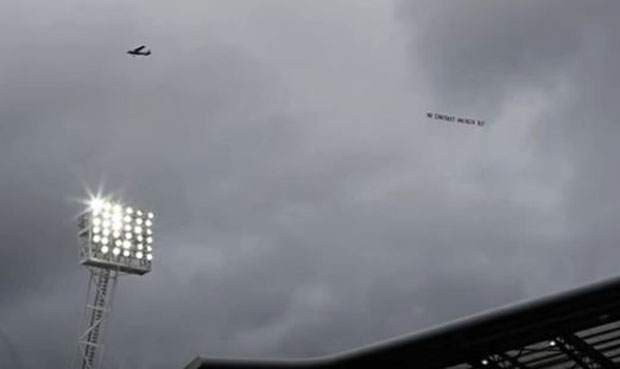 ВИДЕО: Навијачи Арсенала послали поруке Венгеру с неба