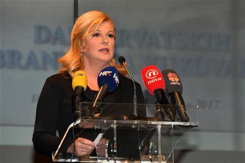 Китаровић запрепастила публику у ХНК, изашла на бину и покупила цвеће намењено за ансамбл