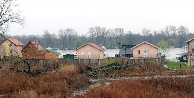 Надају се дозволама а градили на обали
