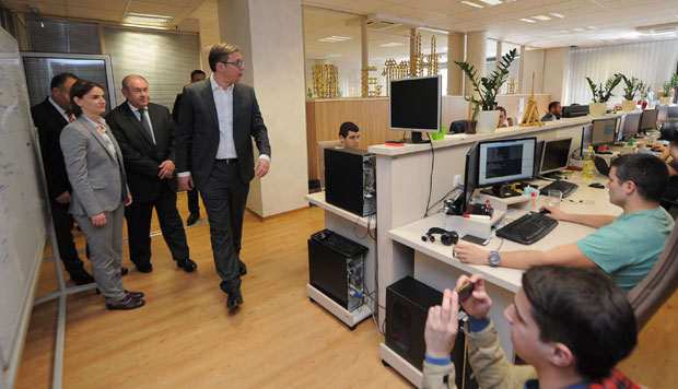 Вучић посетио Шнајдер електрик ДМС: ИТ не брине за паре