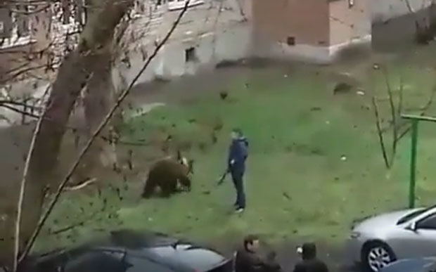 САМО У РУСИЈИ: Прошетао медведа на повоцу (ВИДЕО)
