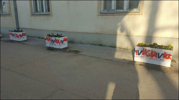 ВАНДАЛИЗАМ У МАЛОМ ИЂОШУ: УЧК на плакату лидера СНС
