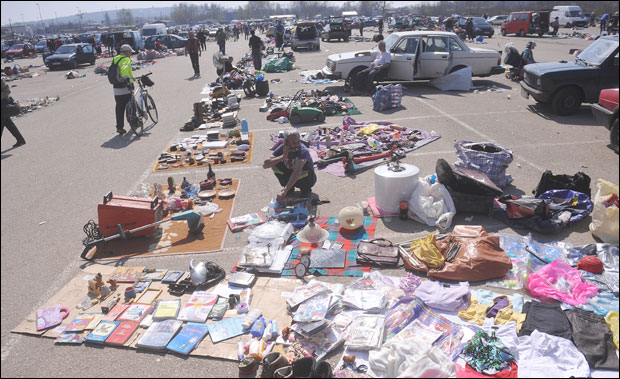 Пола бувљак - пола паркинг