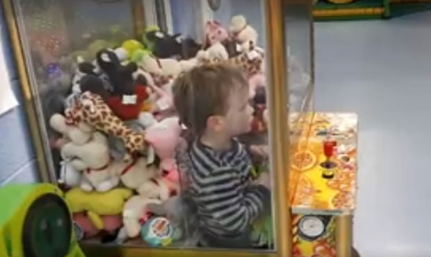 ПРЕШАО ИГРИЦУ: Дечак смислио како да освоји играчку без убацивања новчића (ВИДЕО)