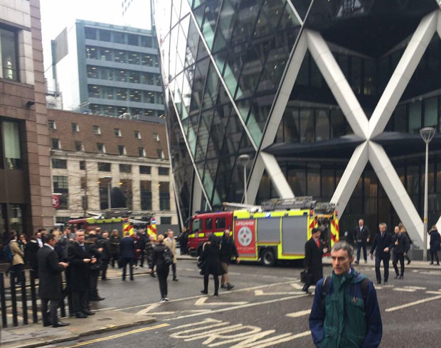 НОВА ДРАМА У ЛОНДОНУ: Из небодера Геркин куља дим
